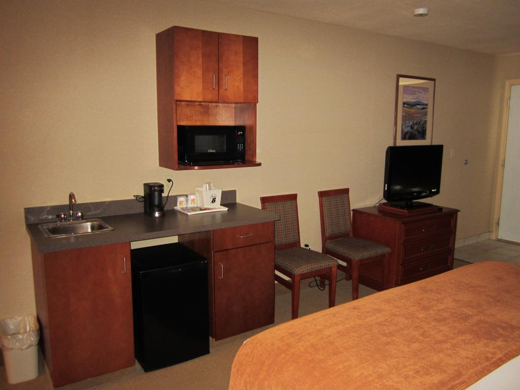 Super 8 By Wyndham Fort Nelson Bc מראה חיצוני תמונה