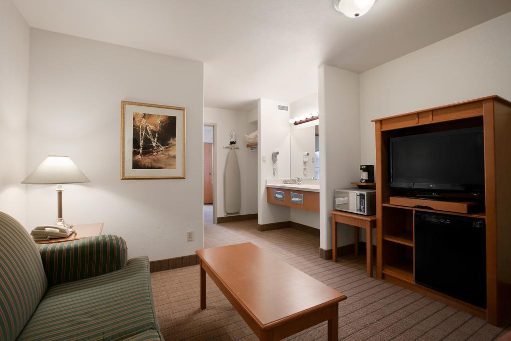 Super 8 By Wyndham Fort Nelson Bc מראה חיצוני תמונה
