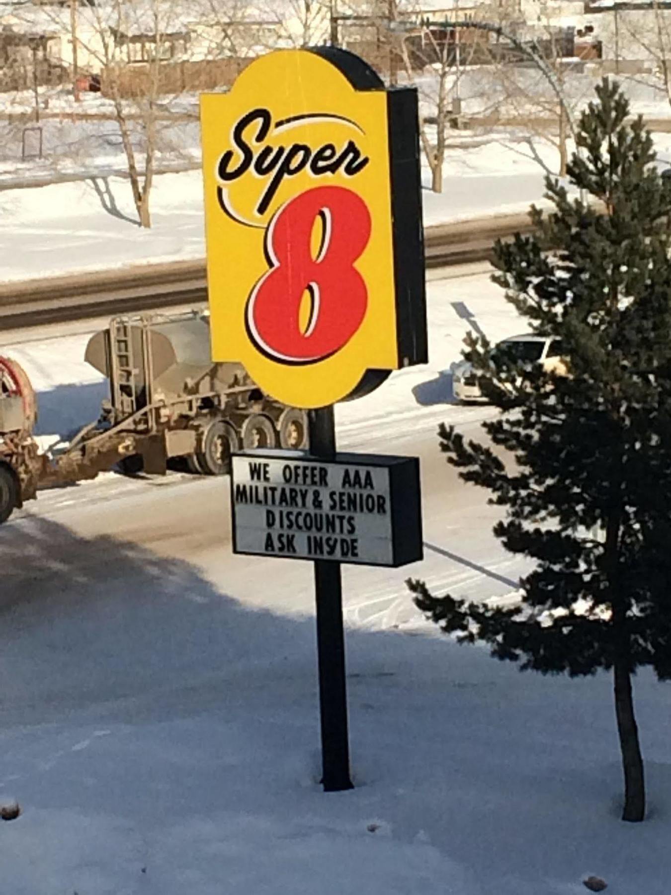Super 8 By Wyndham Fort Nelson Bc מראה חיצוני תמונה